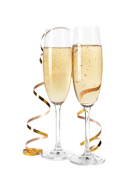 Bicchieri di champagne su sfondo bianco. Bevanda festiva — Foto Stock