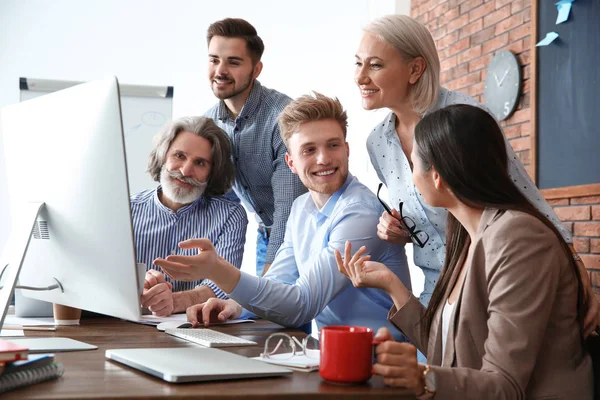 Mensen uit het bedrijfsleven bespreken werk zaken aan tafel in office. Professionele communicatie — Stockfoto