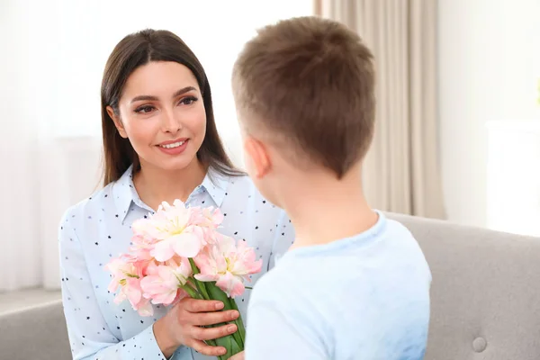 Kleine zoon feliciteert zijn moeder thuis. Gelukkige Mother's Day — Stockfoto