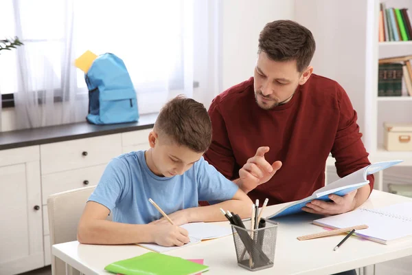 Papá ayudando a su hijo con la tarea en la habitación — Foto de Stock