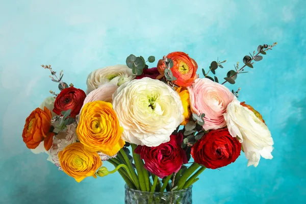 Boeket met mooie lente Ranunculus bloemen op kleur achtergrond — Stockfoto