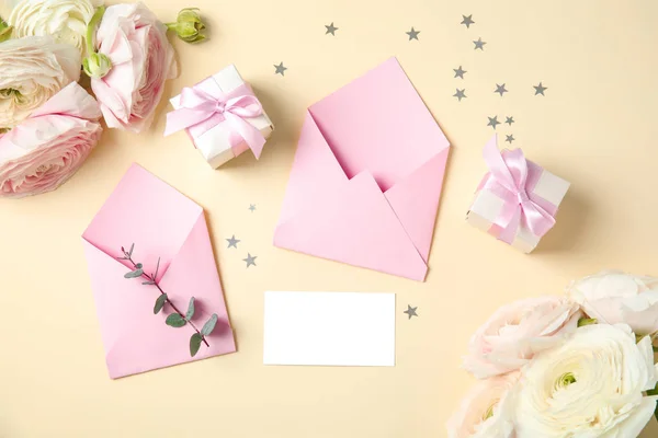 Flache Lagekomposition mit schönen Hahnenfußblumen, Karte und Umschlag auf farbigem Hintergrund. Raum für Text — Stockfoto