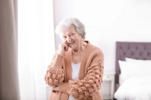 Retrato de la hermosa abuela en suéter en casa —  Fotos de Stock