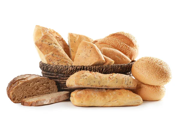 Różne rodzaje chleba i wikliny kosz na białym tle — Zdjęcie stockowe