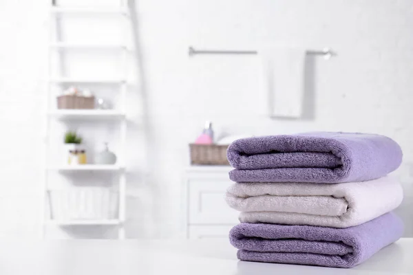 Montón de toallas frescas en la mesa en el baño. Espacio para texto —  Fotos de Stock
