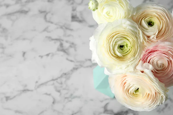 大理石のテーブルの花瓶の美しいラナンキュラスの花。テキスト用のスペース — ストック写真