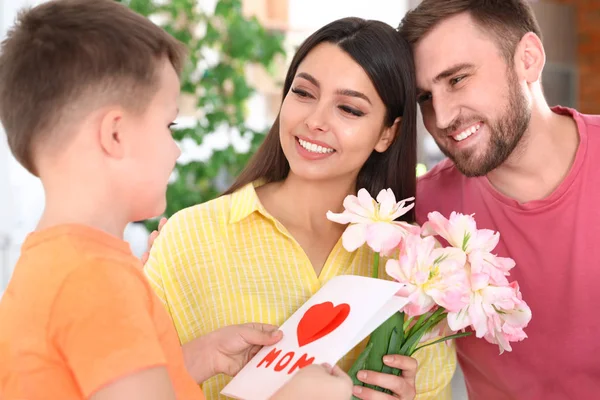 Отец и сын поздравляют маму дома. Happy Mother 's Day — стоковое фото