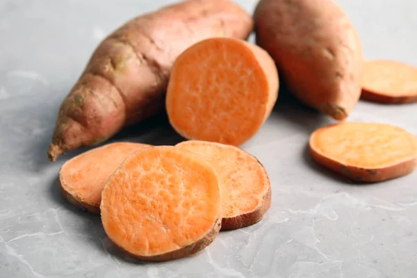회색 배경에 달콤한 감자와 구성 — 스톡 사진