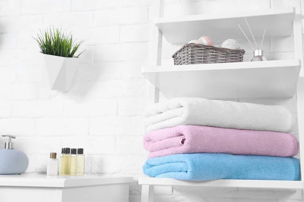 Montón de toallas frescas en el estante en el baño. Espacio para texto —  Fotos de Stock