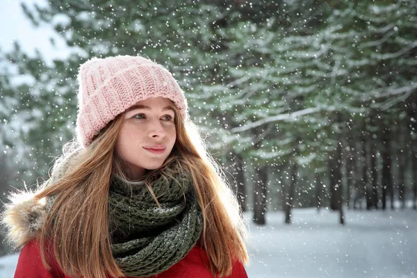 Porträtt av tonårsflicka i vinter snöig skog — Stockfoto