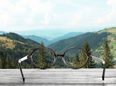 Gözlüklerle temiz güzel bir görünüm. Oftalmolog reçete