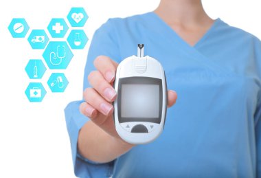 Doktor modern tıbbi cihaz ve beyaz arka planda bilgi simgeleri tutarak, çekim 