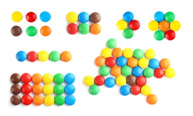 Beyaz arka planda lezzetli renkli şekerler seti