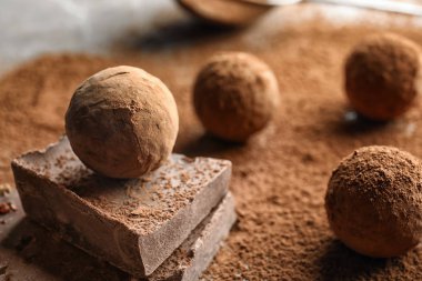 Masada kakaolu toz tatlı çiğ çikolata truffles
