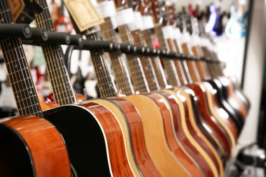 Müzik mağazasında farklı gitarlar Row, çekim