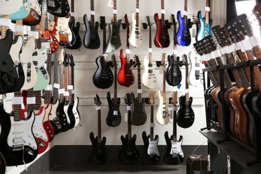 Müzik mağazasında farklı gitarların satırları