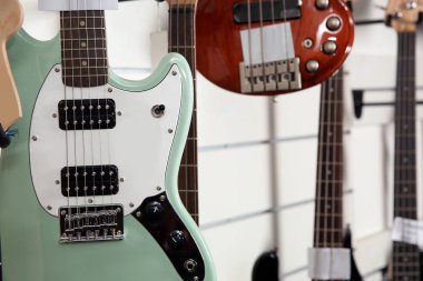 Müzik mağazasında modern Elektrikli gitar, çekim