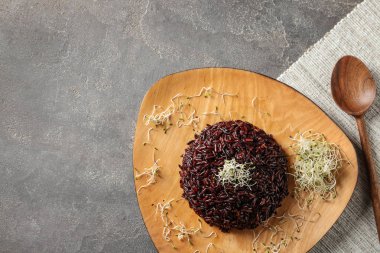 Sofra, düz yatıyordu spyönlendirilmiş Keten tohumları ile haşlanmış kahverengi pirinç. Metin alanı