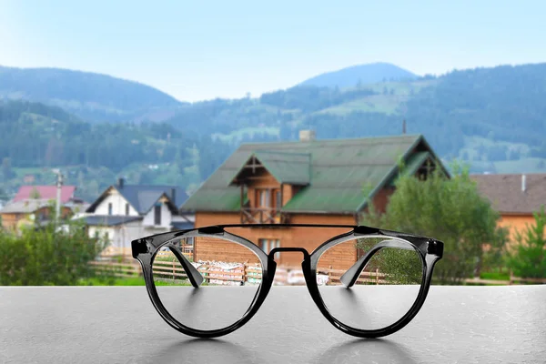 眼鏡を通して美しい景色をクリア。眼科医処方 — ストック写真