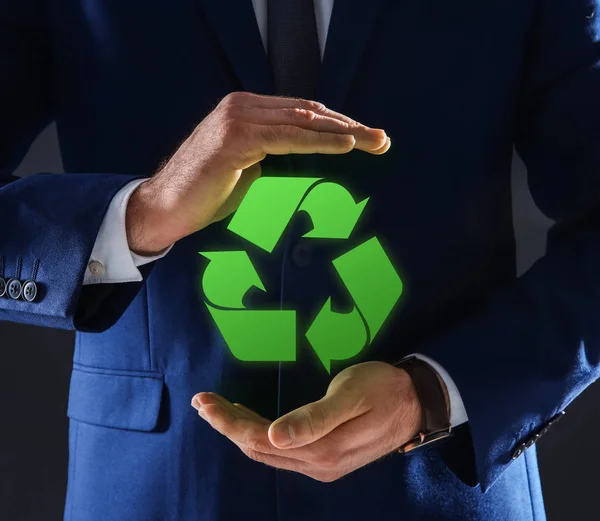 Zakenman bedrijf virtuele recyclingsymbool in handen, close-up — Stockfoto