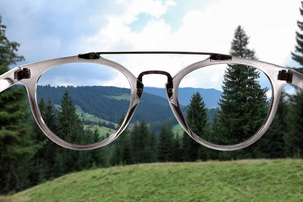 Hermosa vista despejada a través de gafas. Prescripción oftalmológica — Foto de Stock