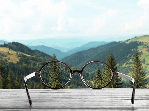 Limpar bela vista através de óculos. Prescrição do oftalmologista — Fotografia de Stock
