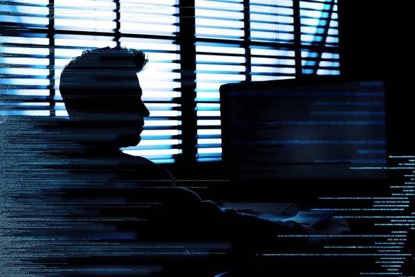 Dunkle Silhouette von Cyber-Kriminellen, die Computer hinter digitalen Symbolen hacken — Stockfoto