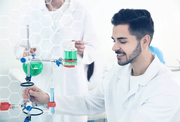 Estudiante de medicina trabajando en laboratorio científico moderno — Foto de Stock