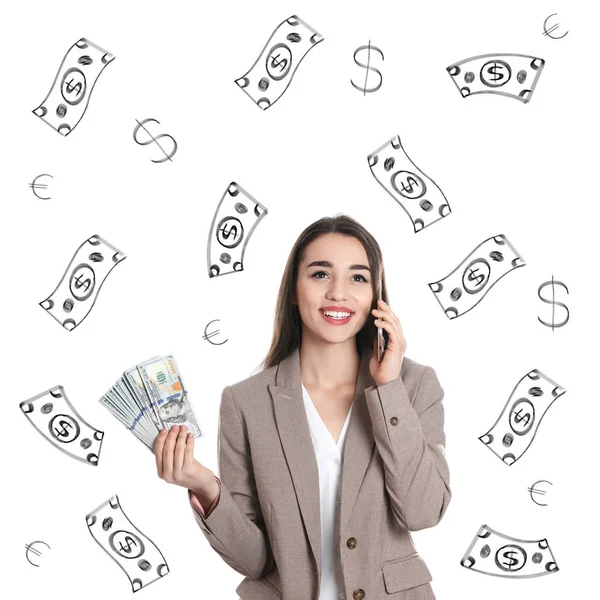 Jovem empresária feliz segurando dólares americanos e falando ao telefone contra fundo branco com dinheiro sorteado — Fotografia de Stock