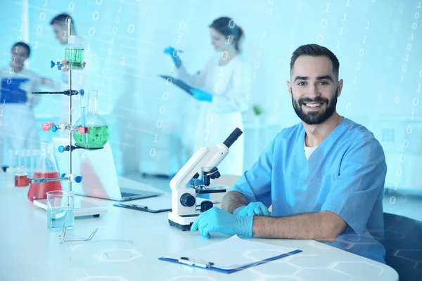 Retrato de estudiante de medicina trabajando en laboratorio científico, espacio para texto. Tono de color — Foto de Stock