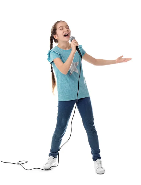 Aranyos lány énekelnek a mikrofon fehér háttér — Stock Fotó