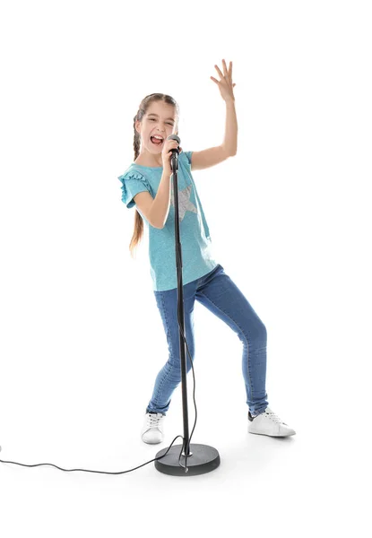 Menina bonito cantando em microfone no fundo branco — Fotografia de Stock