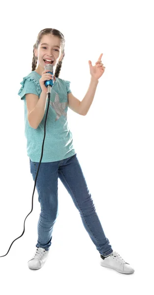 Menina bonito cantando em microfone no fundo branco — Fotografia de Stock