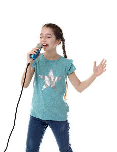 Menina bonito cantando em microfone no fundo branco — Fotografia de Stock