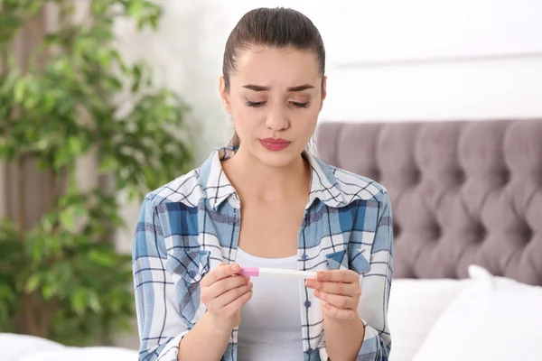 Mujer joven con prueba de embarazo en casa. Ginecología y parto — Foto de Stock