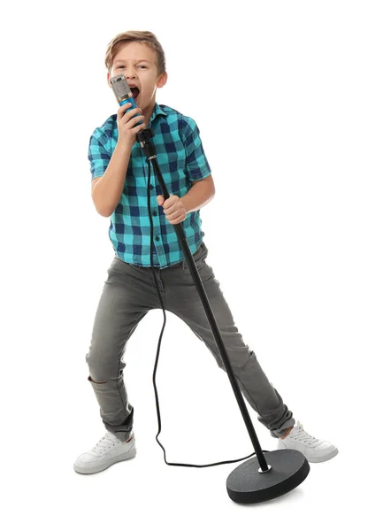 Söt pojke sjunger i mikrofonen på vit bakgrund — Stockfoto