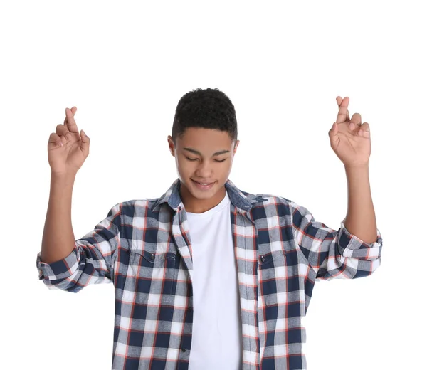 Afro-americano adolescente menino cruzando seus dedos no branco fundo — Fotografia de Stock