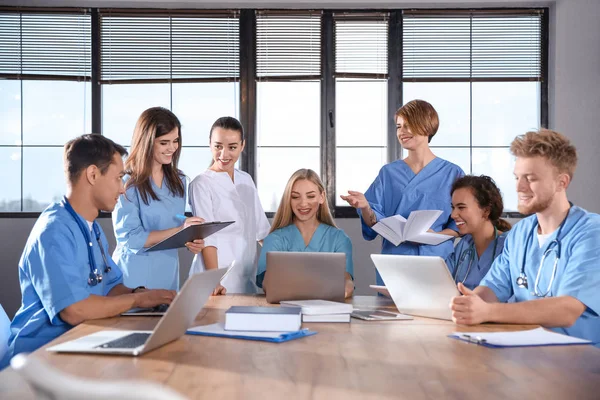 Groep van slimme medische studenten met gadgets in College — Stockfoto