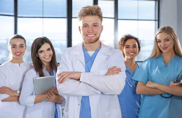 Estudante de medicina inteligente com seus colegas na faculdade — Fotografia de Stock