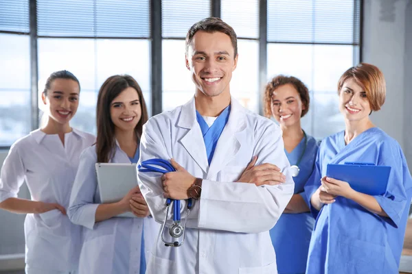 Умный студент-медик со своими одноклассниками в колледже — стоковое фото