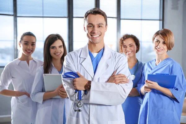 Estudiante de medicina inteligente con sus compañeros de clase en la universidad — Foto de Stock