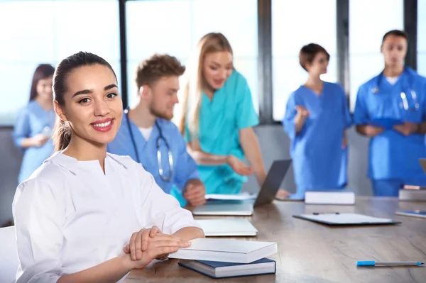 Étudiante en médecine intelligente avec ses camarades de classe au collège — Photo