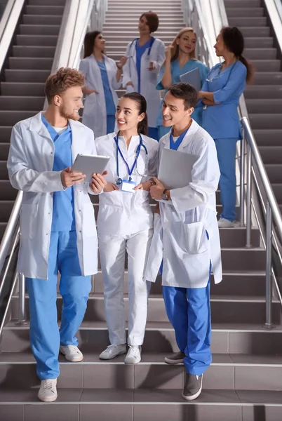 Grupa studentów medycyny w korytarzu kolegium — Zdjęcie stockowe