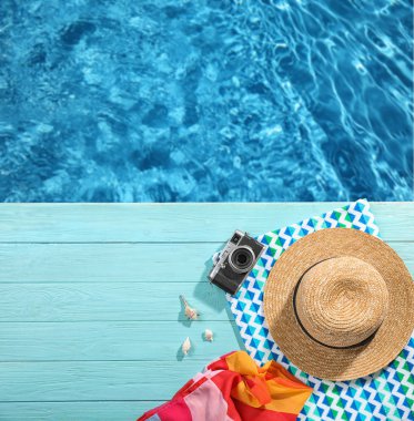 Düz su yakın ahşap iskele üzerinde plaj aksesuarları ile kompozisyon yatıyordu, metin için alan