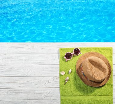 Düz su yakın ahşap iskele üzerinde plaj aksesuarları ile kompozisyon yatıyordu, metin için alan