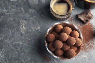 Lezzetli çikolata truffles gri arka plan, metin için yer ile düz yatıyordu kompozisyon