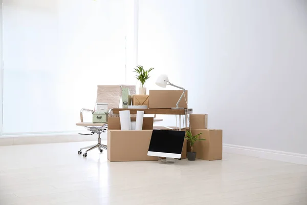 새로운 사무실에서 상자 및 가구 이동 — 스톡 사진