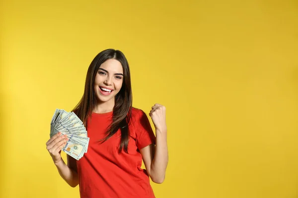 Junge Frau mit Geld auf farbigem Hintergrund. Raum für Text — Stockfoto