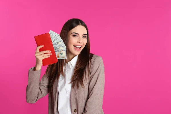Geschäftsfrau mit Geld im Portemonnaie auf farbigem Hintergrund. Raum für Text — Stockfoto