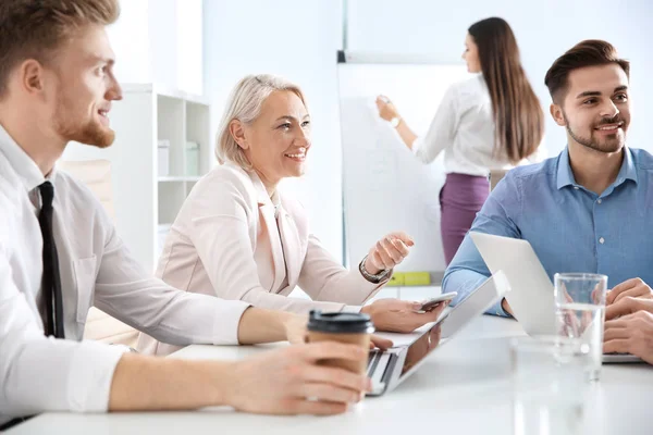 Gente de negocios discutiendo asuntos laborales en la oficina. Comunicación profesional —  Fotos de Stock